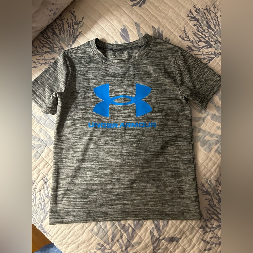 under armour t shirt Boys Size 4